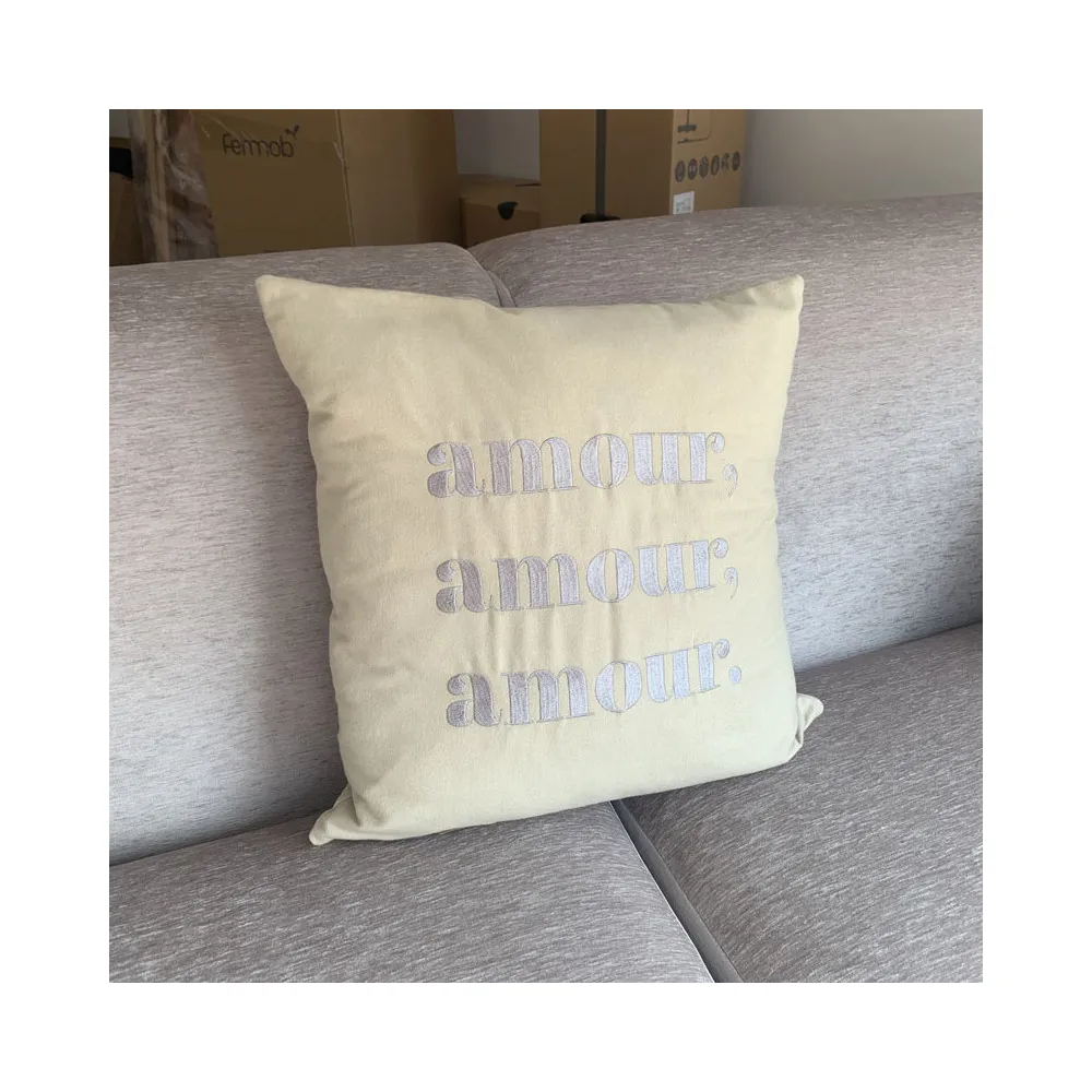 Coussin brodé Amour Pôdevache carré 45x45cm