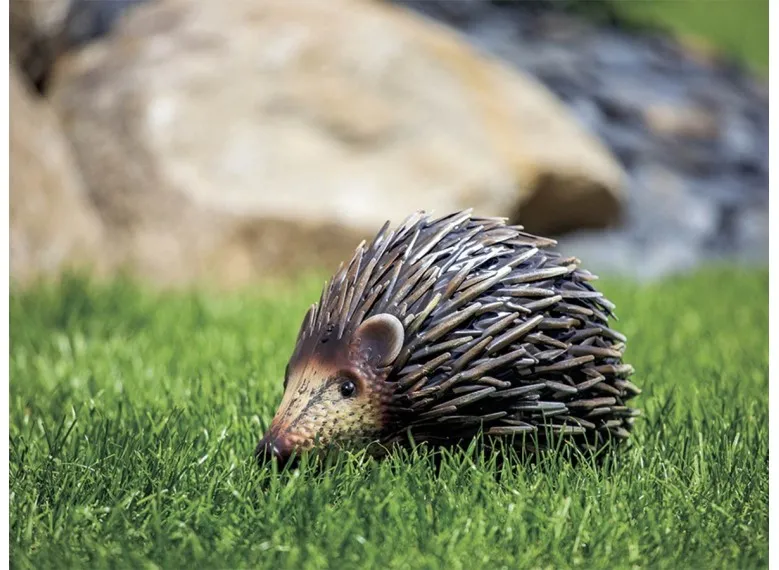 Hérisson décoratif stylisé en acier pour jardin