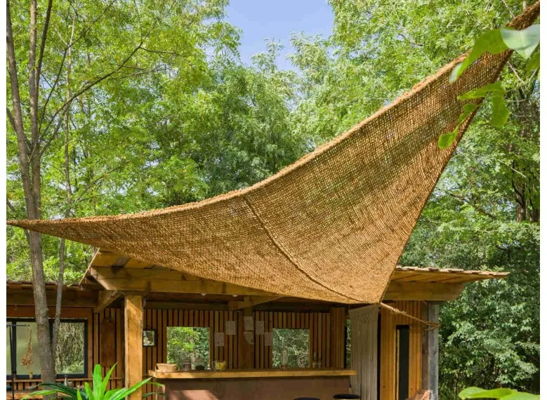 Ombrière naturelle en fibres de coco Triangulaire 3,50 m - Jardiline